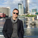 Florian mit Brille und Skyline